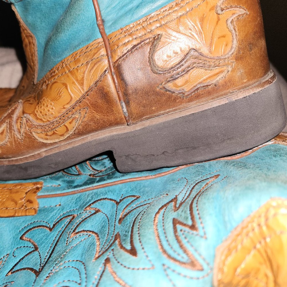 Size 10 women's ropers.